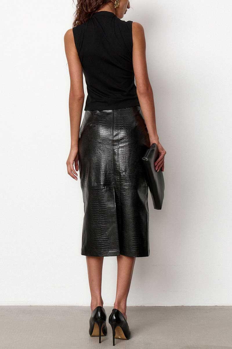BLACK (2).jpg