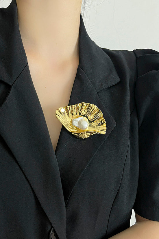 Elegant Oyster-Inspired Jewelry Brooch