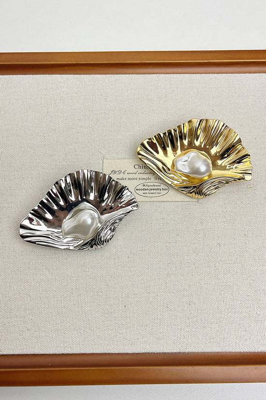 Elegant Oyster-Inspired Jewelry Brooch