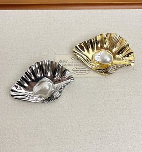 Elegant Oyster-Inspired Jewelry Brooch
