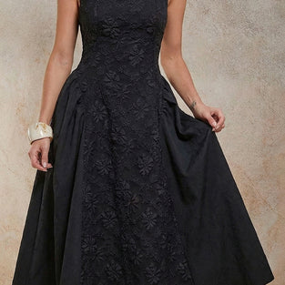 Elegant Sleeveless Floral Evening Dress