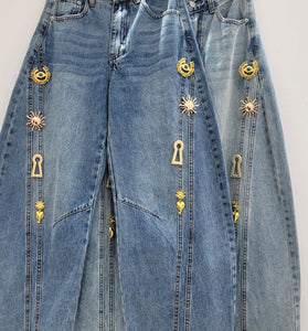 Embellished Barrel Jeans with Accents