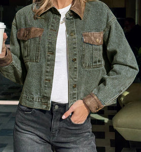 Chic Cropped Denim Jacket with Pockets