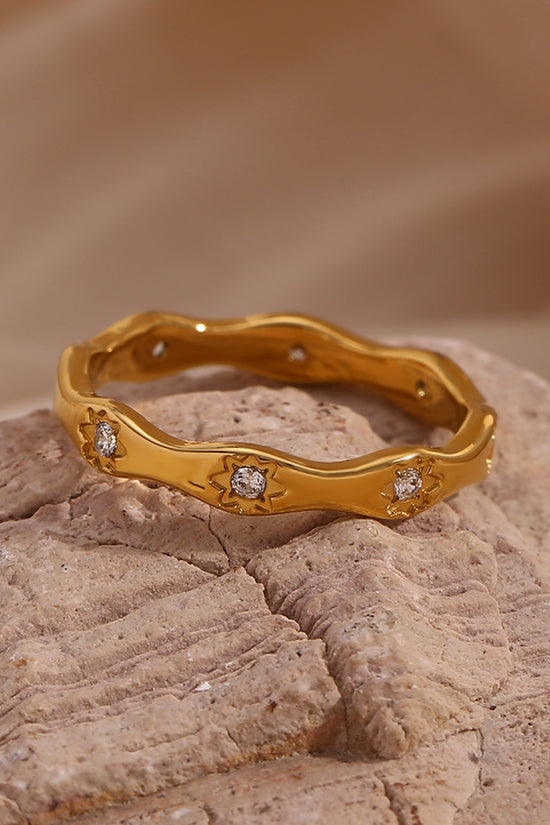 Elegant Star-Embellished Wavy Band Ring