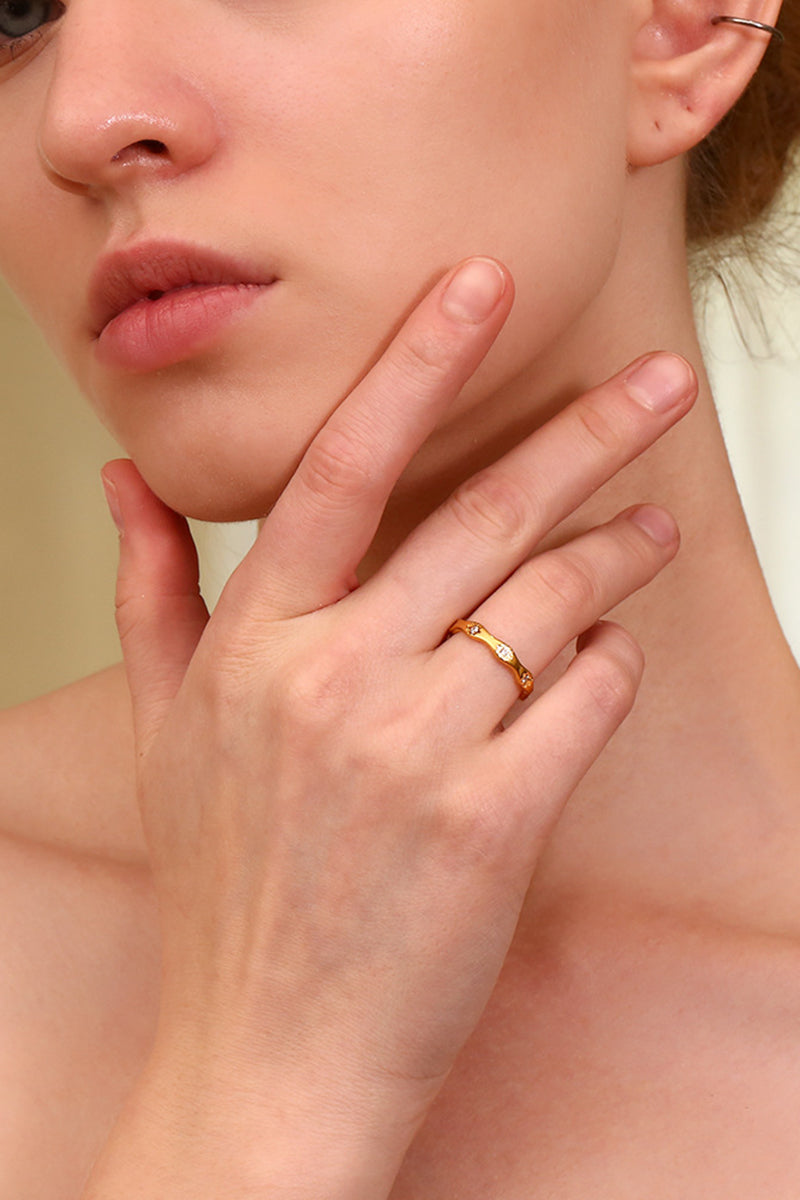 Elegant Star-Embellished Wavy Band Ring