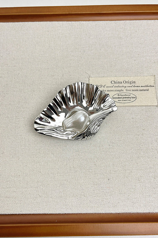 Elegant Oyster-Inspired Jewelry Brooch